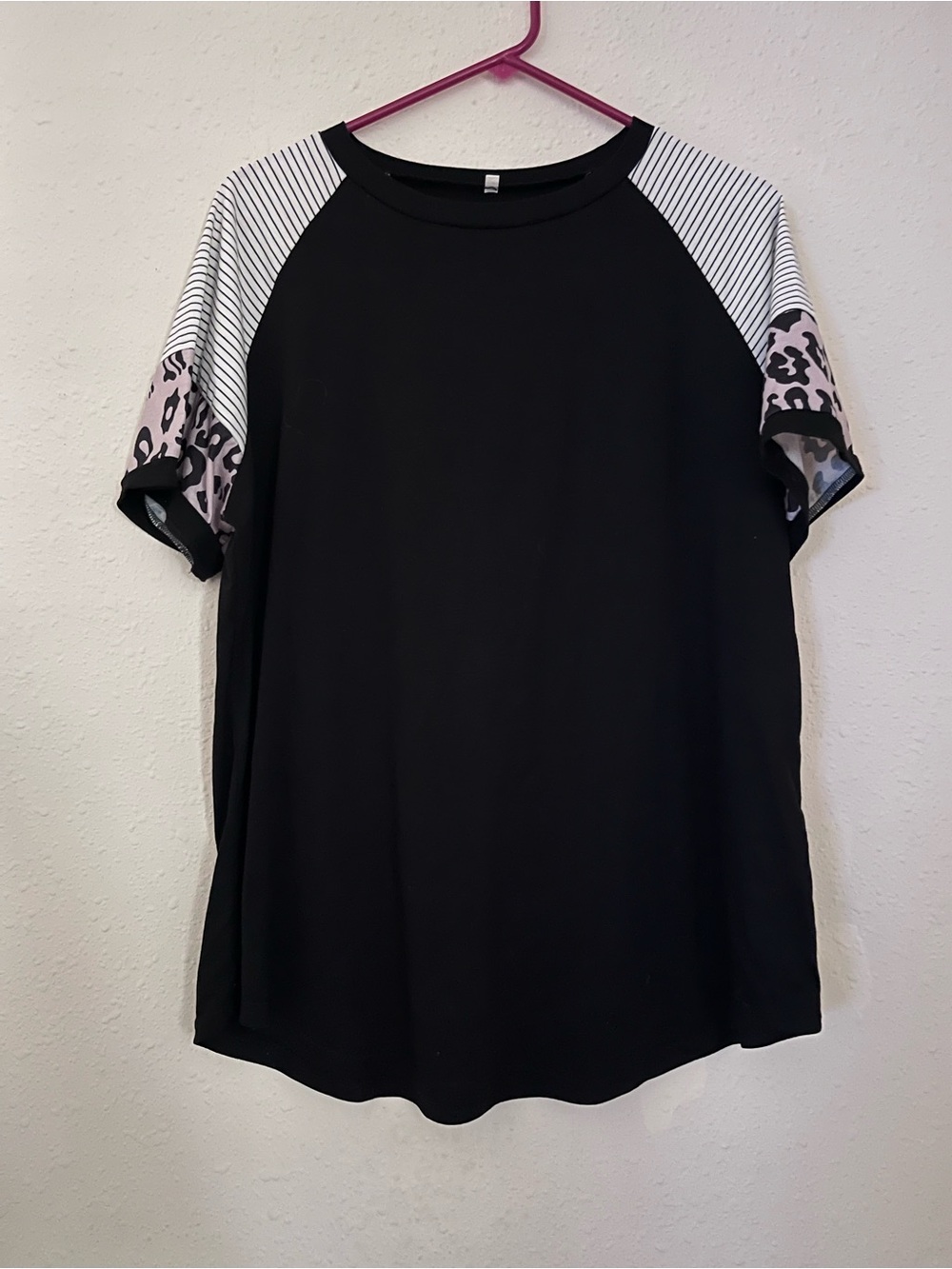 Source Unknown Black Short Sleeve Raglan Top with Pink Leopard Accent